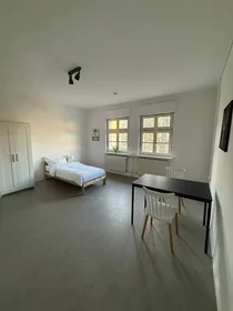 Logement entier à Theo-Neubauer-Straße, Krämpfervorstadt, image 3 de 5