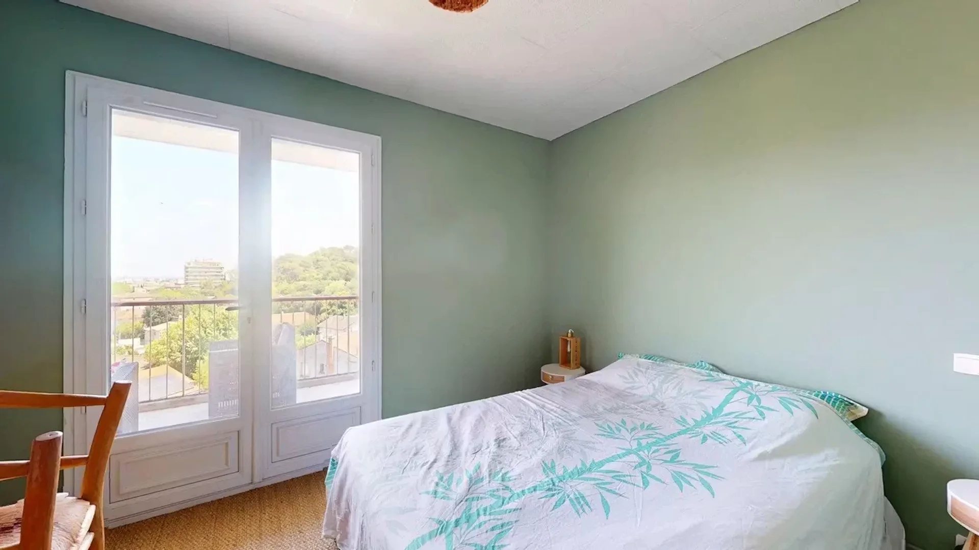Quarto de estudante em  com área de estudo e instalações partilhadas