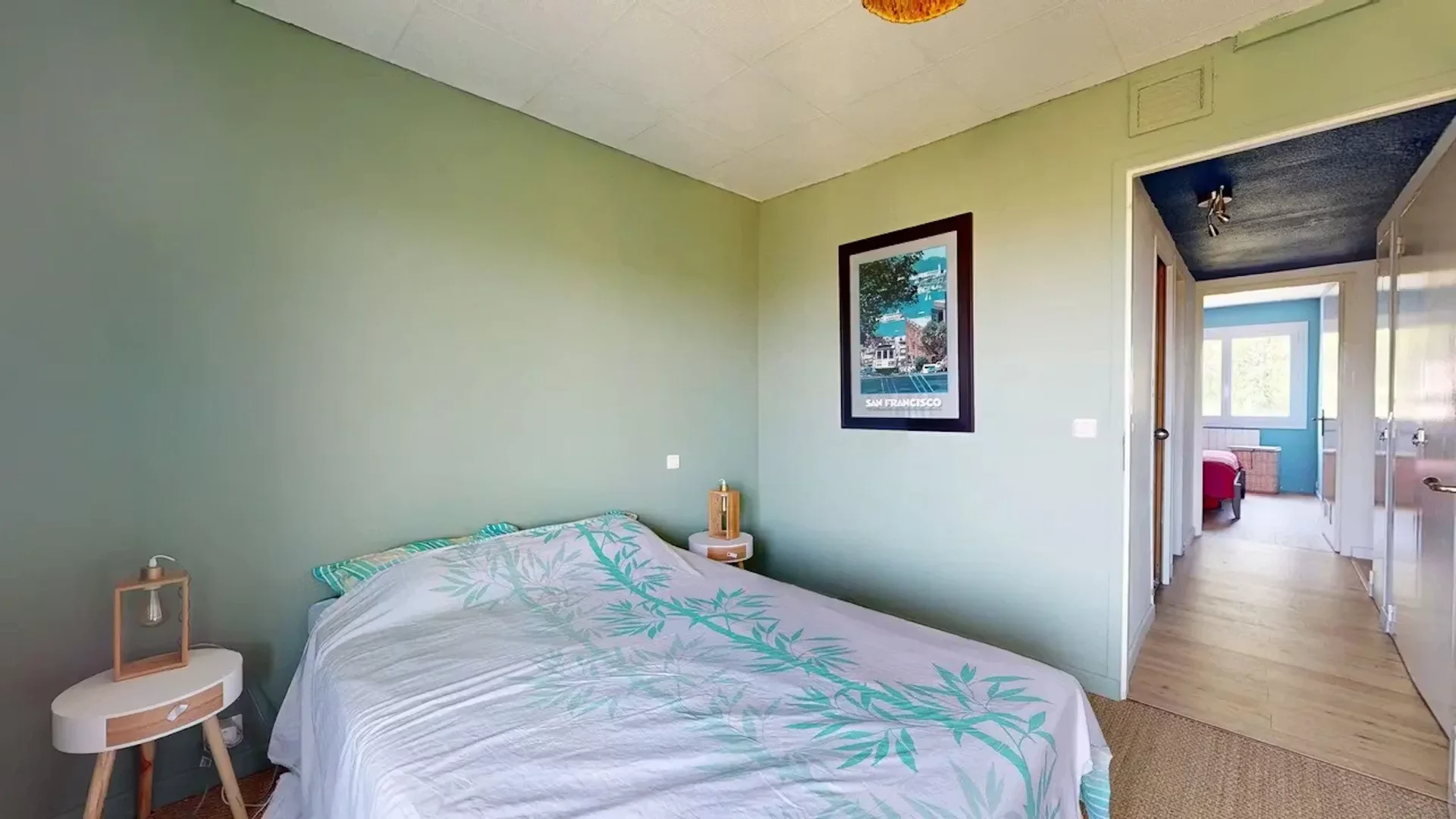 Quarto de estudante em  com área de estudo e instalações partilhadas