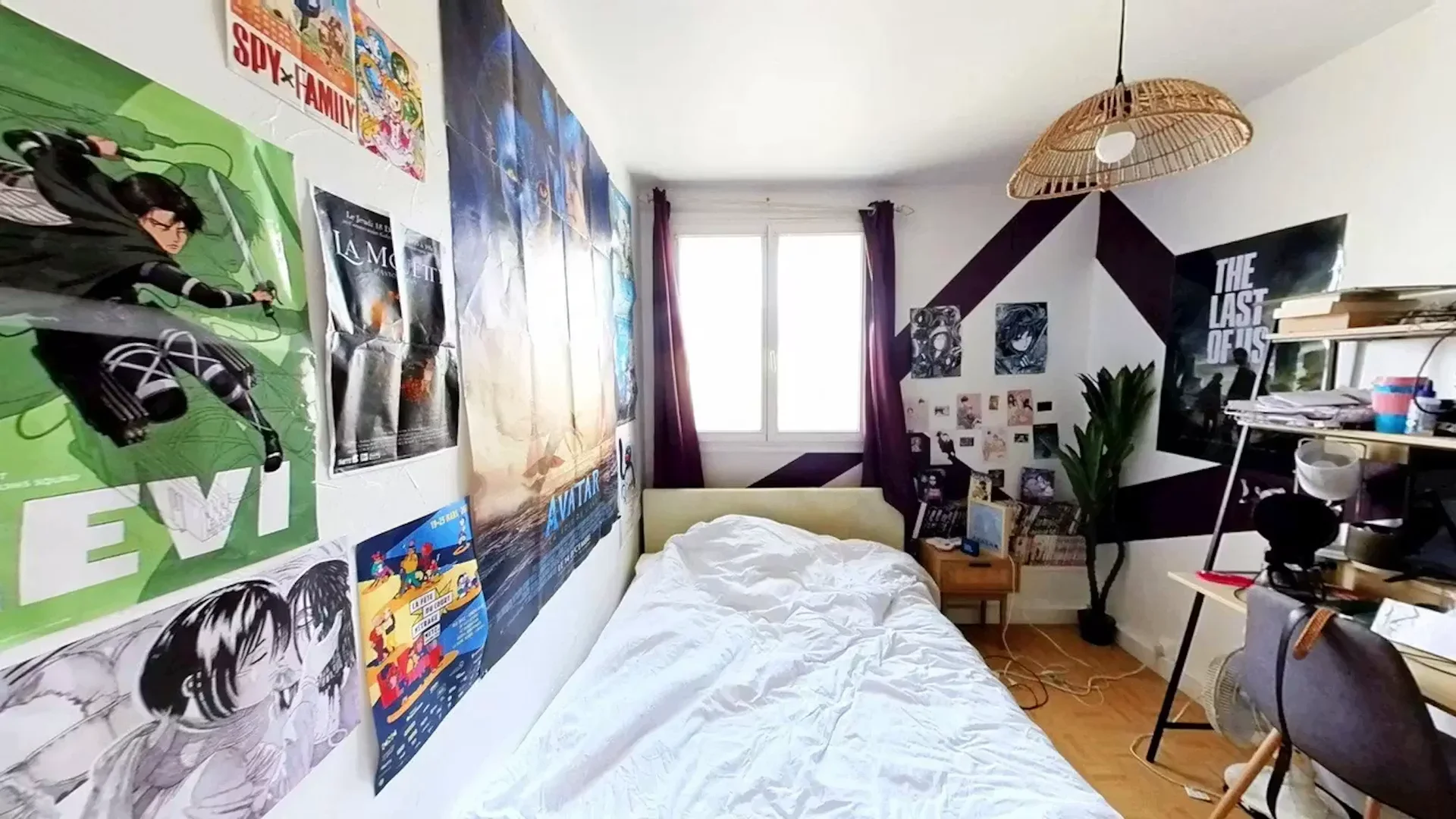 Quarto acessível para estudantes com iluminação ampla em 