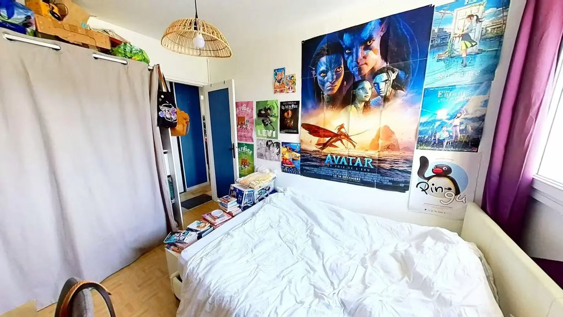 Quarto de estudante luminoso e arejado com acesso fácil à universidade em 