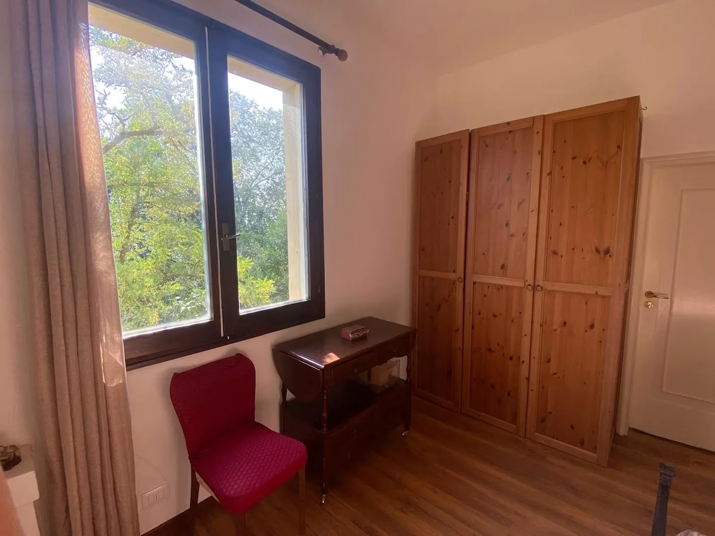 'de modern olanaklara sahip öğrenci dostu oda