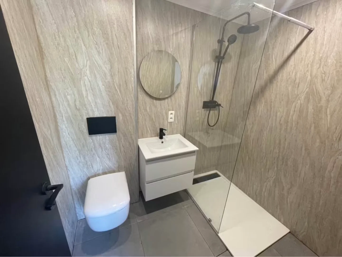 Functional student room perfect for studying in 