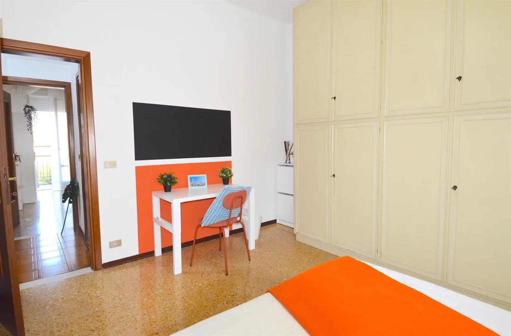 Quarto de estudante confortável e espaçoso em 