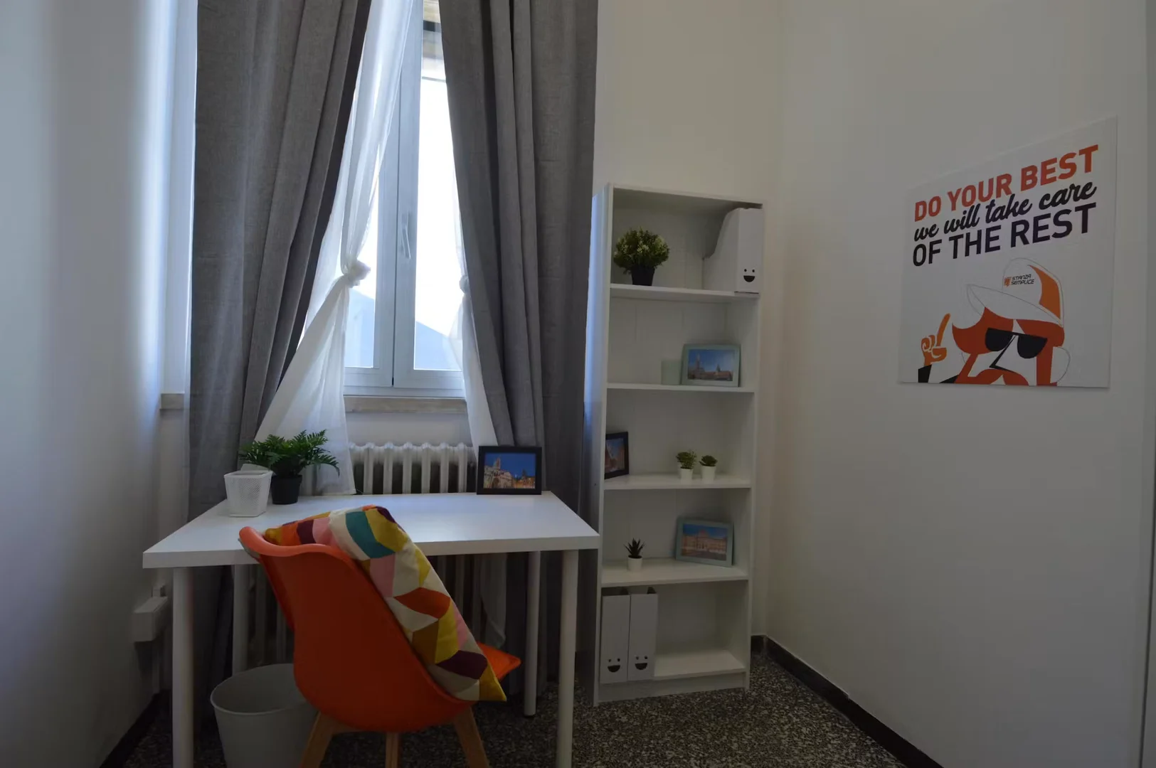 Studentenzimmer in  mit Arbeitsbereich und Gemeinschaftseinrichtungen