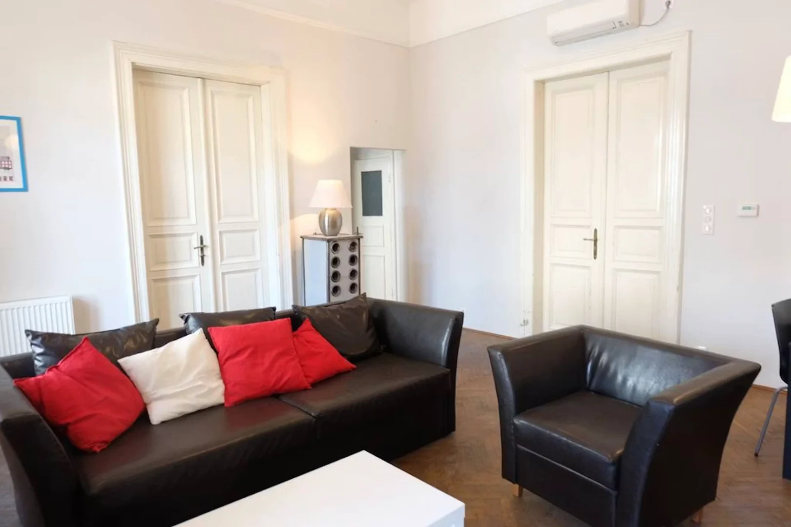 Quarto de estudante económico com localização conveniente em 
