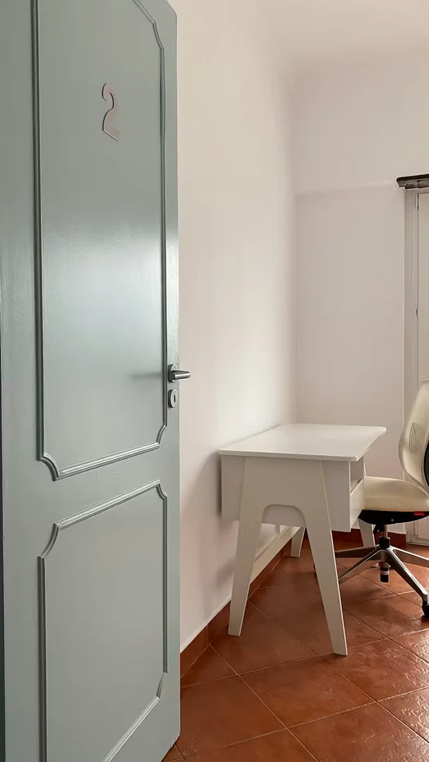 'da çalışma alanı ve ortak tesisler bulunan öğrenci odası