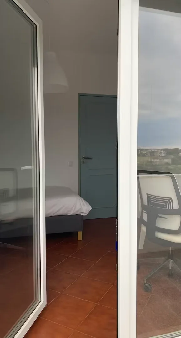'da ders çalışmak için mükemmel olan fonksiyonel öğrenci odası