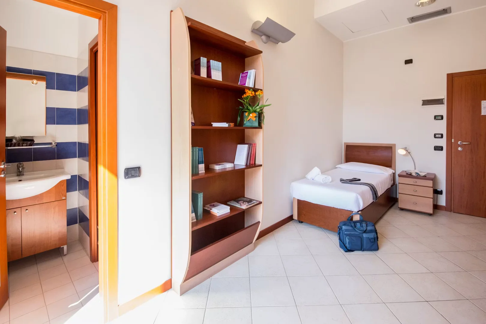 Funktionelles Studentenzimmer perfekt zum Studieren in