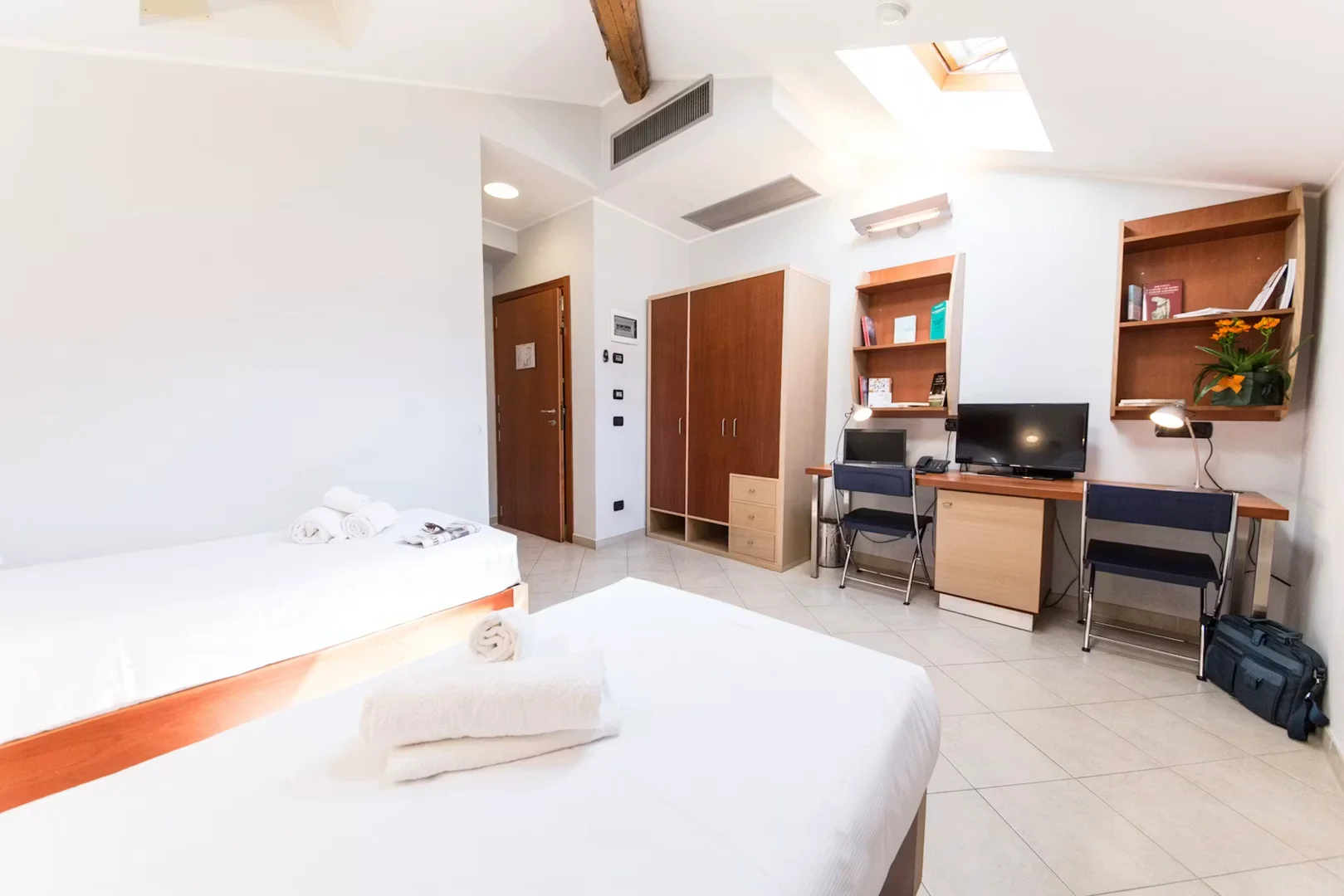 'de modern olanaklara sahip öğrenci dostu oda