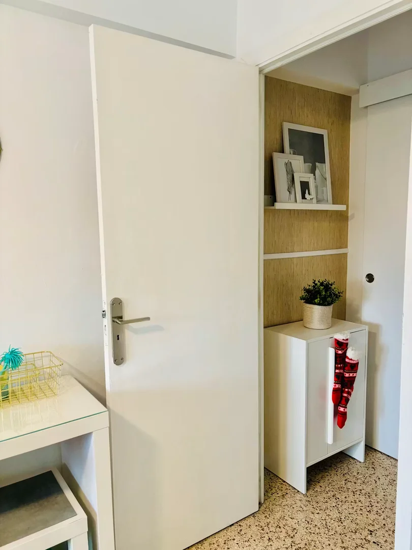 'de öğrenci dairesinde, tamamen mobilyalı kiralık oda