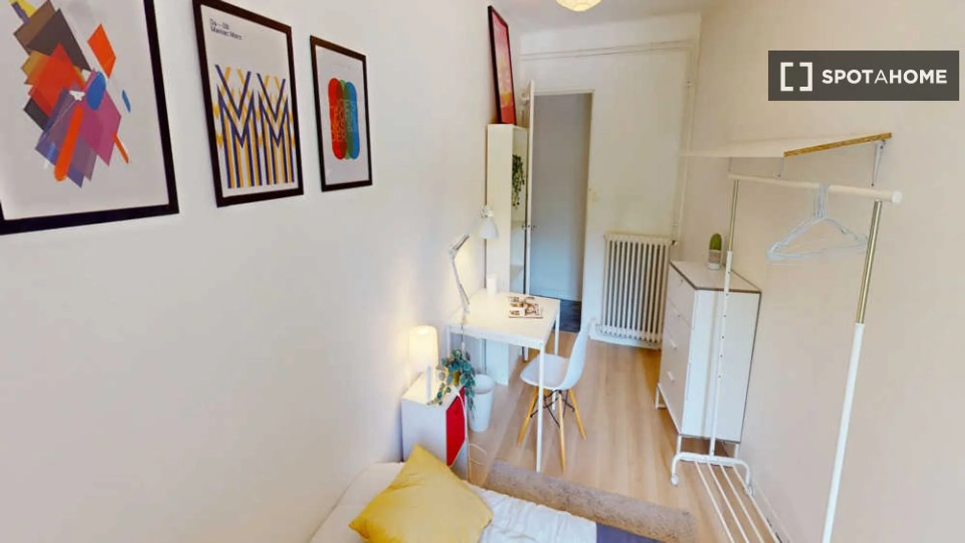 Quarto de estudante em com área de estudo e instalações partilhadas