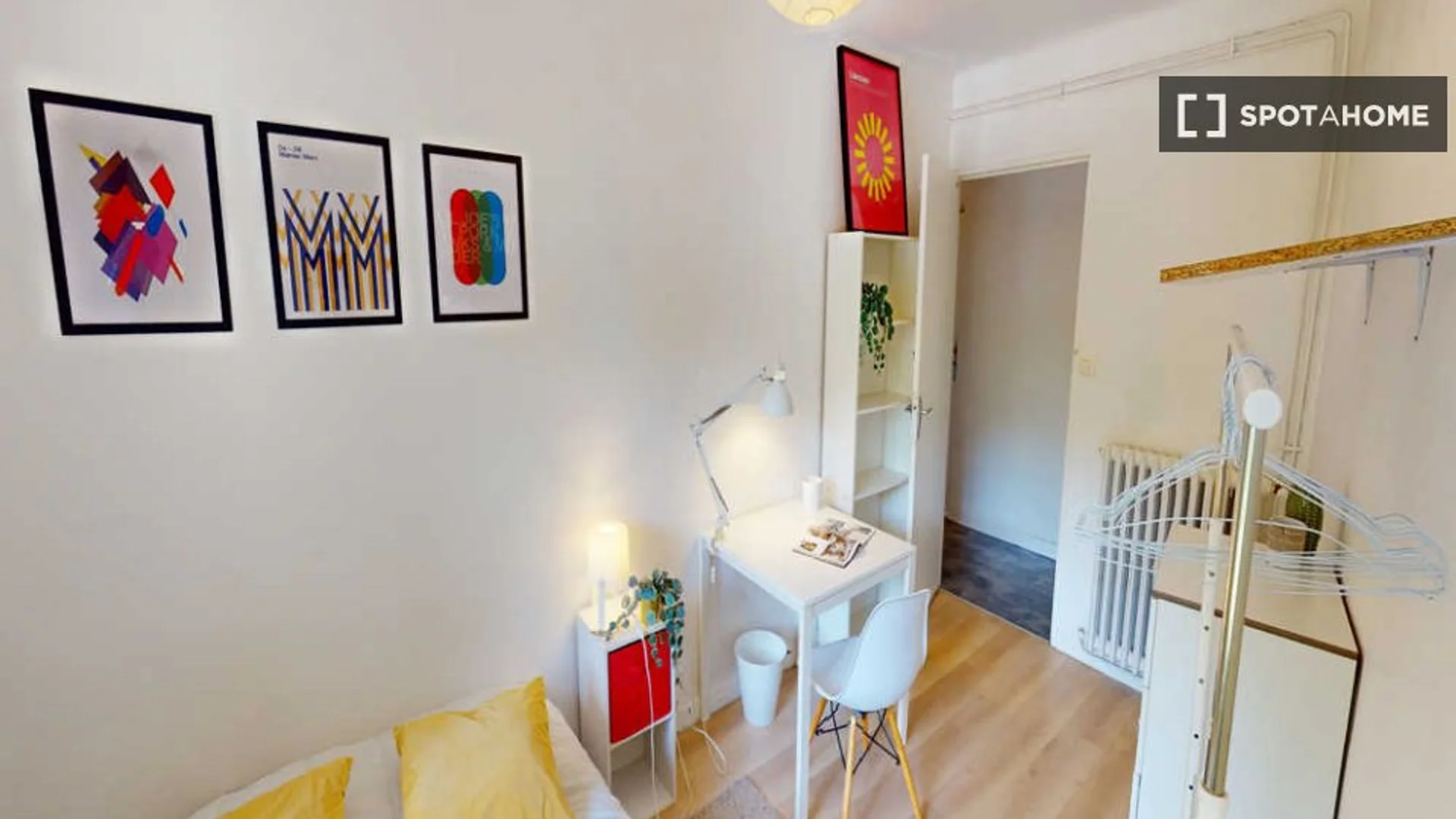 Quarto amigo do estudante em com comodidades modernas