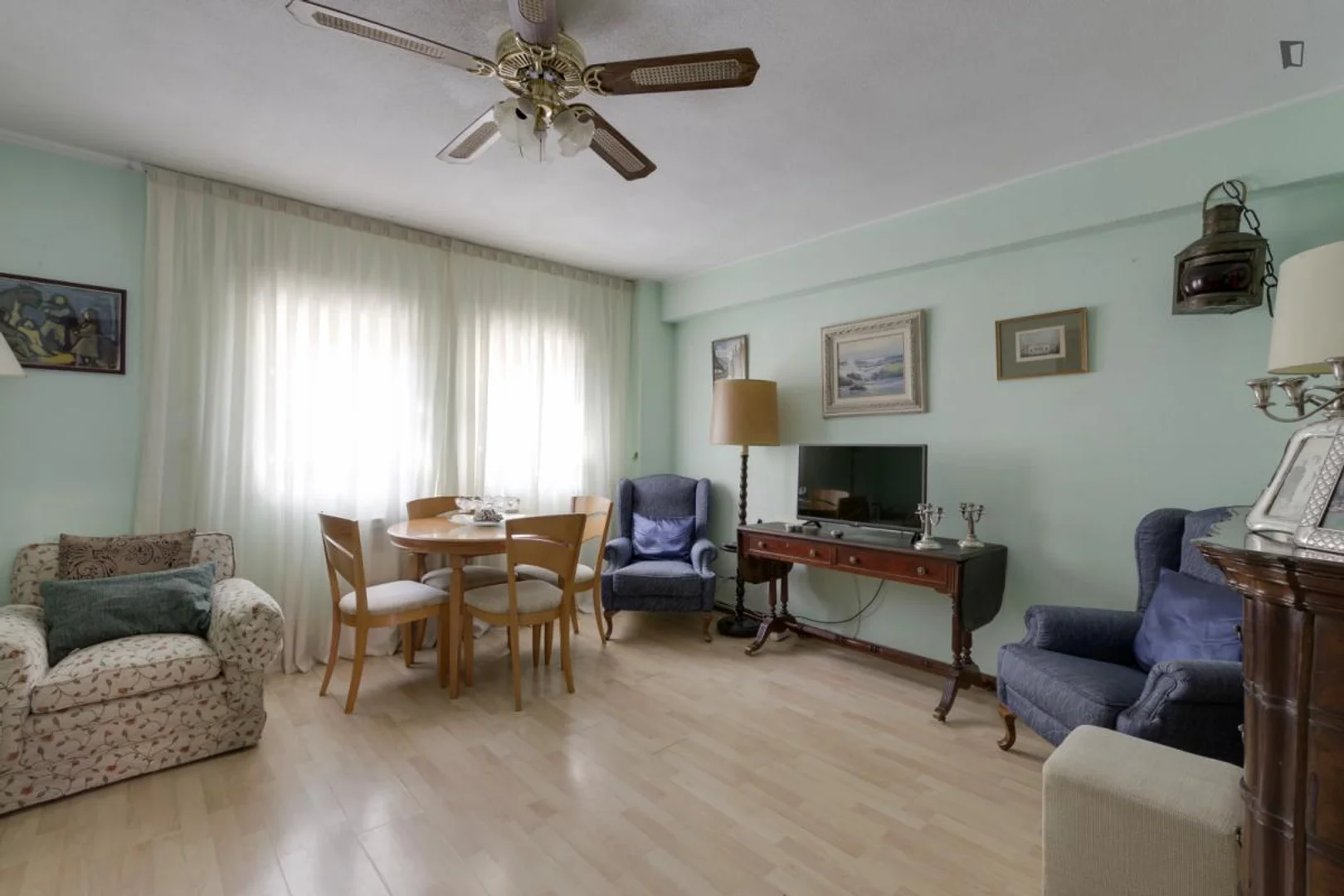 Habitación acogedora para estudiantes disponible en 