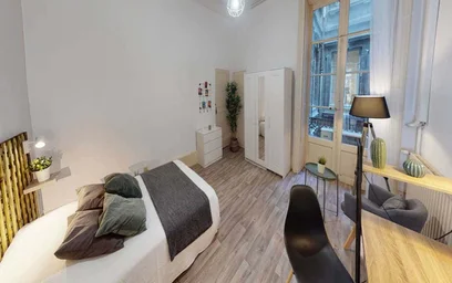 {area} de çift kişilik yataklı kiralık oda
