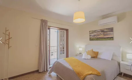 Habitación privada en R. Aires de Ornelas 86, 4350 Porto, Portogallo, imagen 1 de 17
