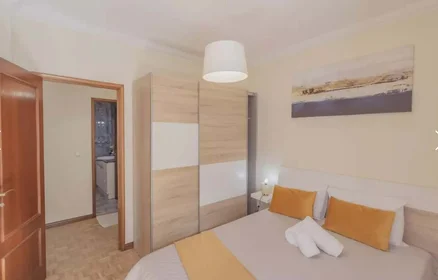 Habitación privada en R. Aires de Ornelas 86, 4350 Porto, Portogallo, imagen 1 de 16