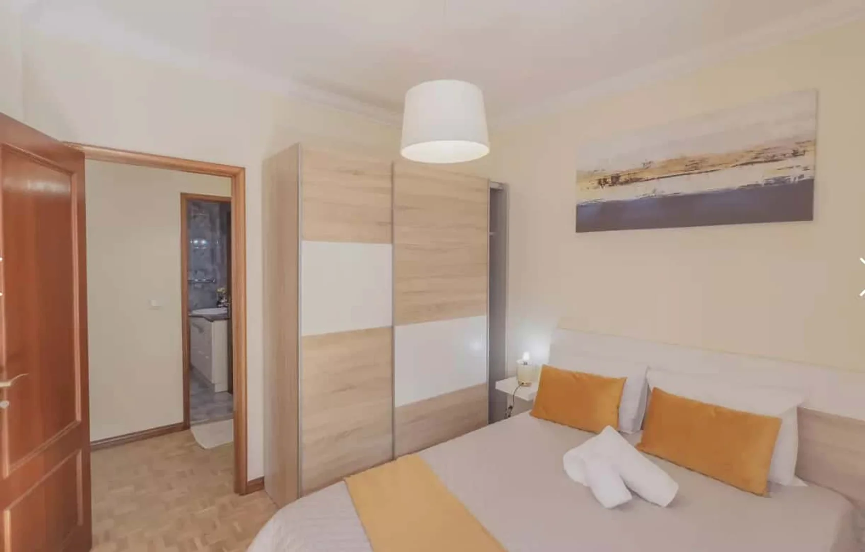 Habitación estudiantil económica cerca del campus en 