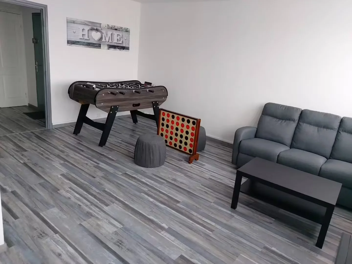 'da öğrenciler için yeterli aydınlatmaya sahip uygun fiyatlı oda
