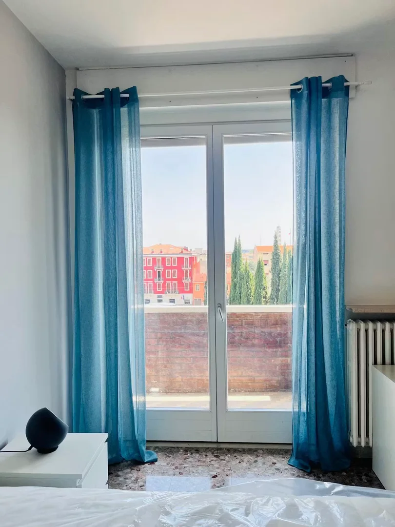 Funktionelles Studentenzimmer perfekt zum Studieren in 