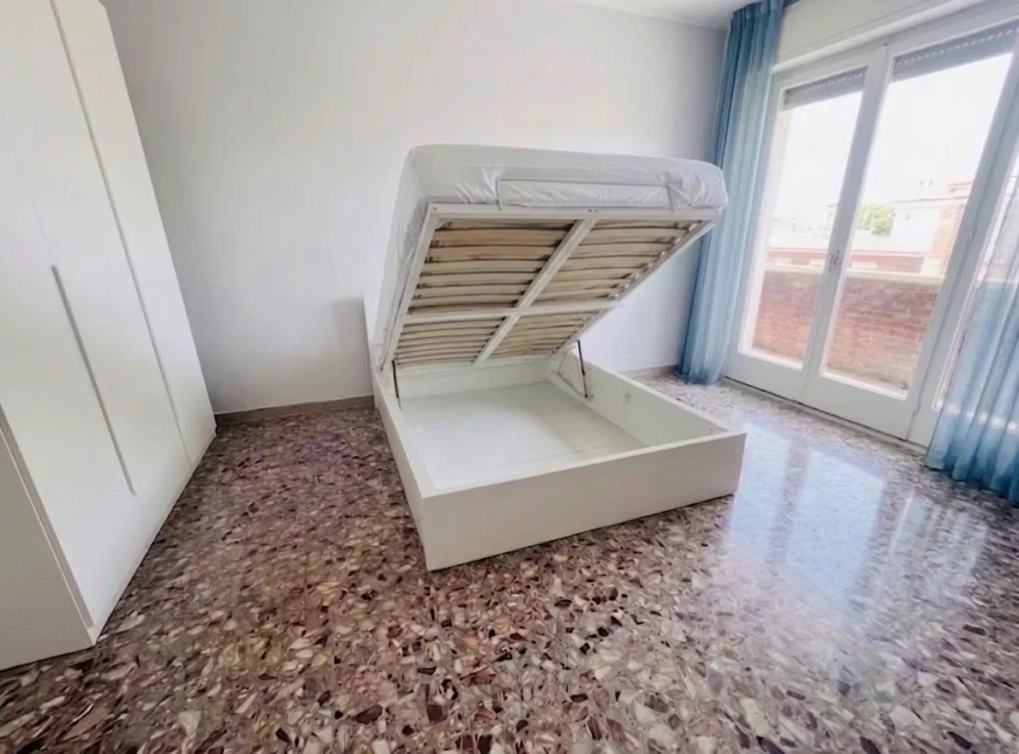 Zimmer in Studentenwohnung in zu vermieten, voll möbliert
