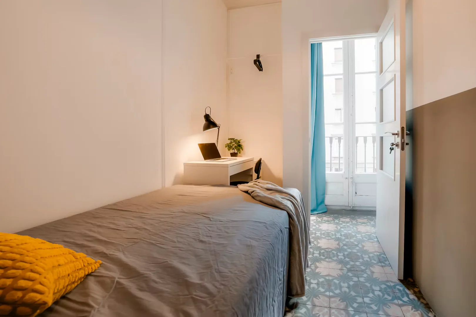 Economical student room with convenient location in
