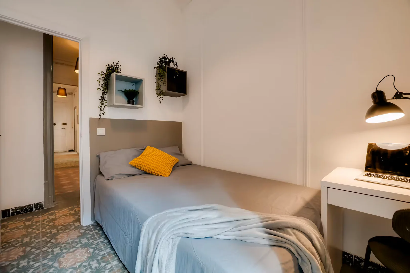 Economical student room with convenient location in