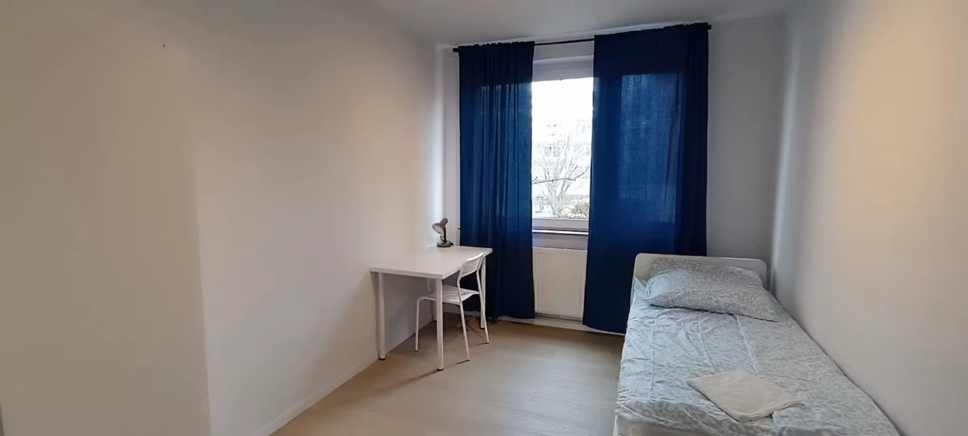 Quarto de estudante económico com localização conveniente em 