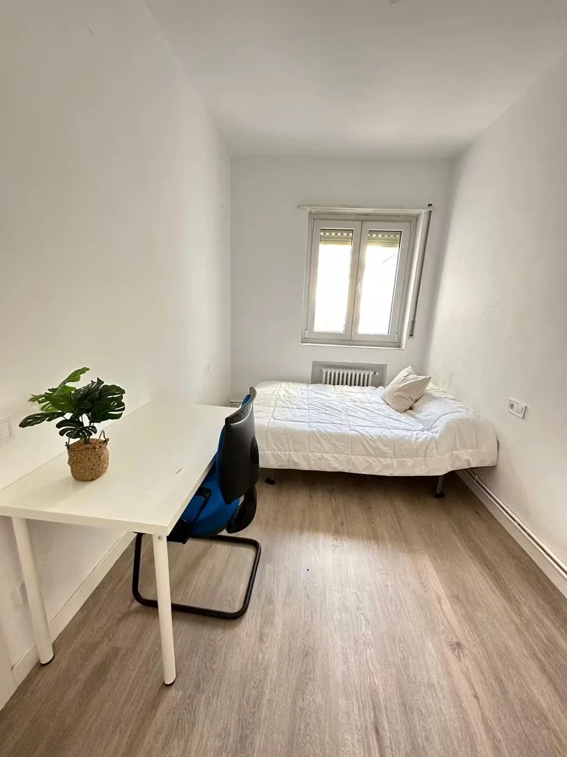 Habitación asequible para estudiantes con buena iluminación en 