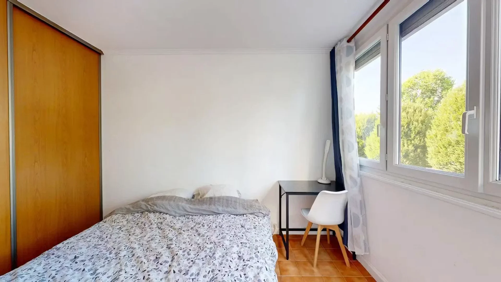 Funktionelles Studentenzimmer perfekt zum Studieren in