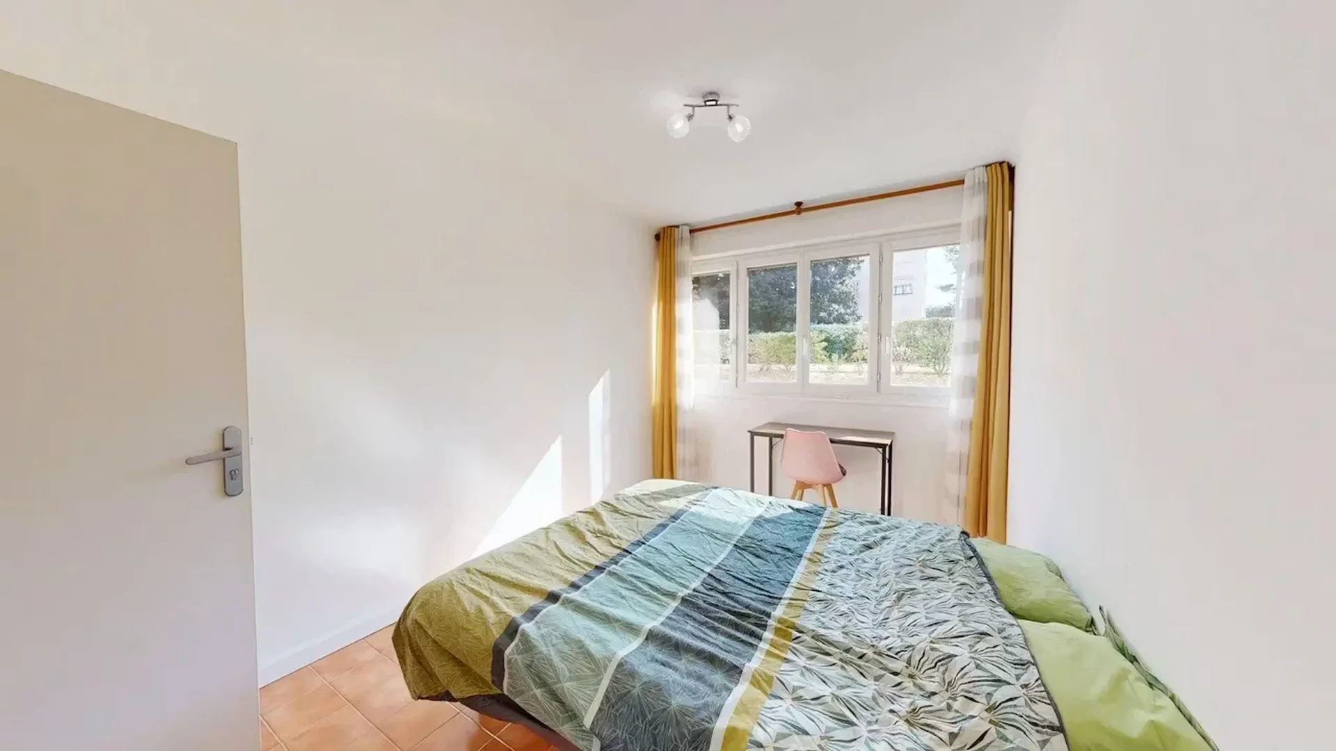 Quarto para alugar em apartamento de estudantes em , totalmente mobilado