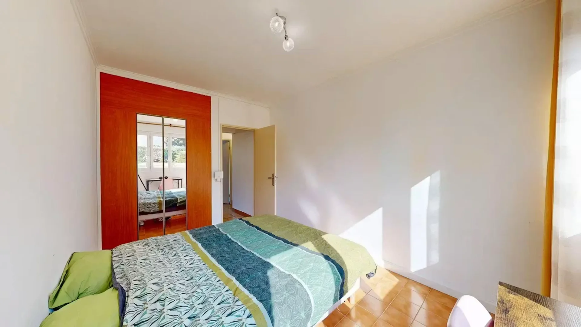 Quarto acessível para estudantes com iluminação ampla em 