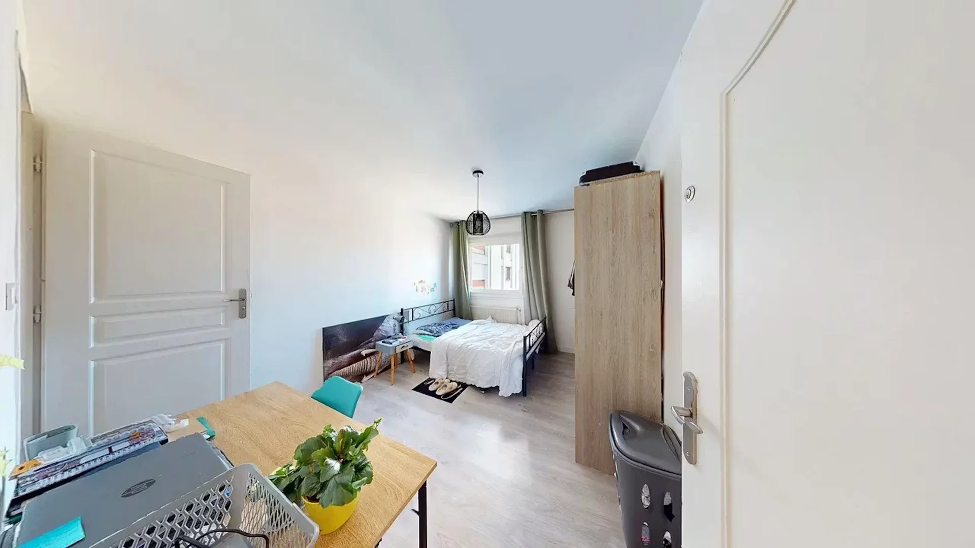 Habitación estudiantil amplia y cómoda en 