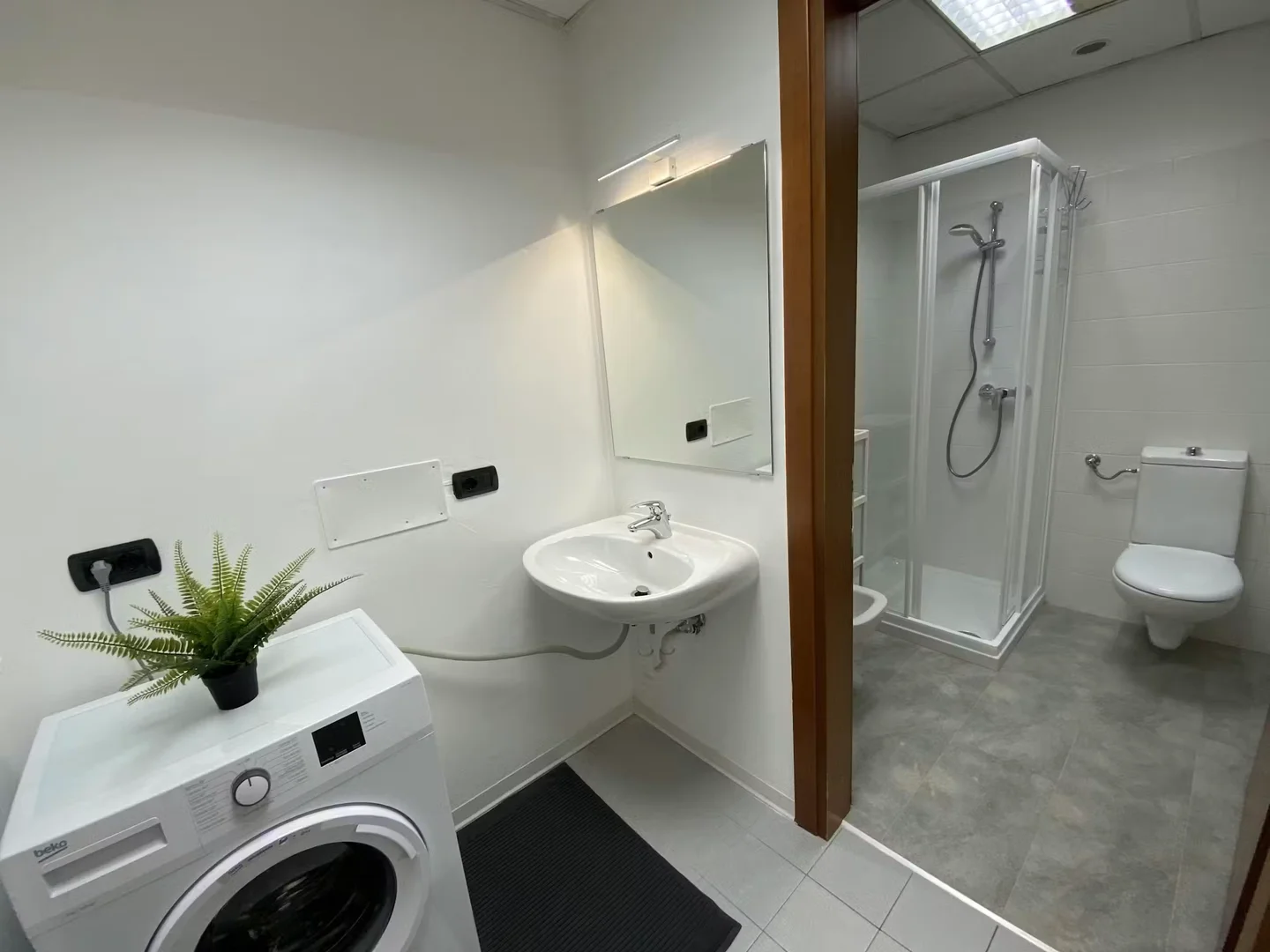 Habitación estudiantil funcional perfecta para estudiar en 