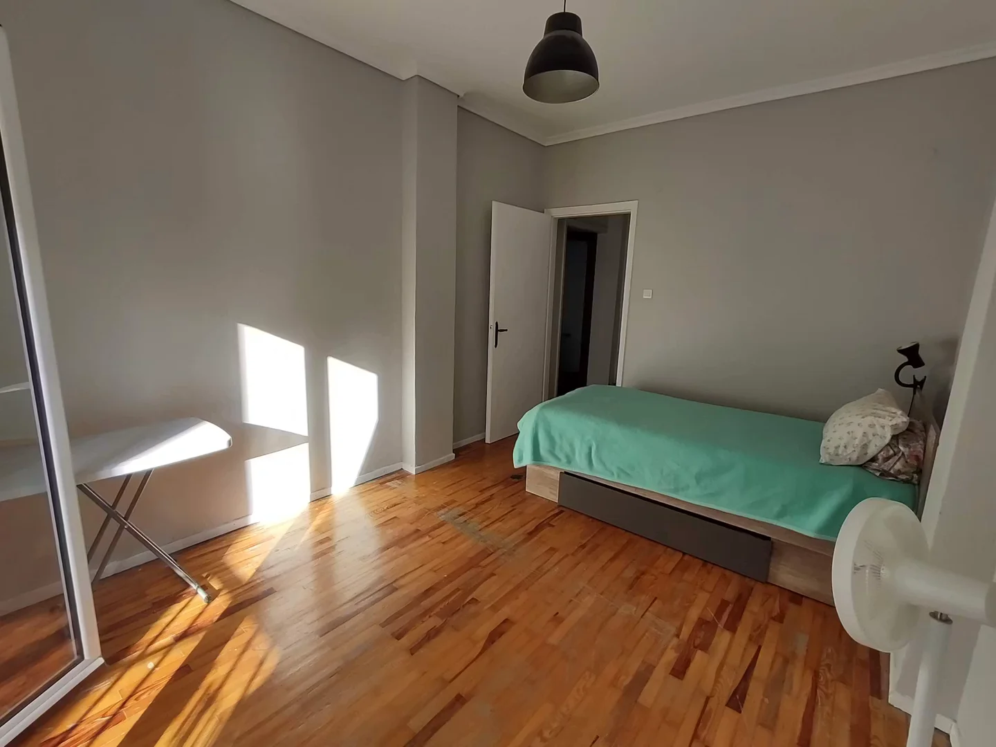 Functional student room perfect for studying in