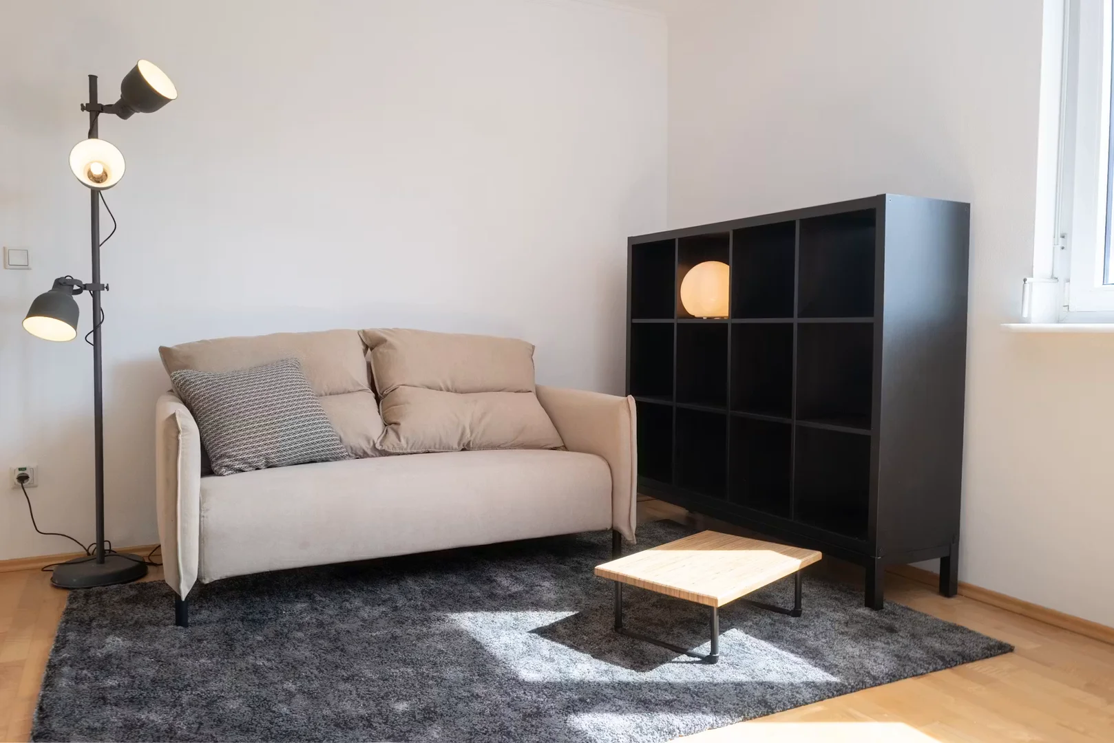 Quarto acessível para estudantes com iluminação ampla em 