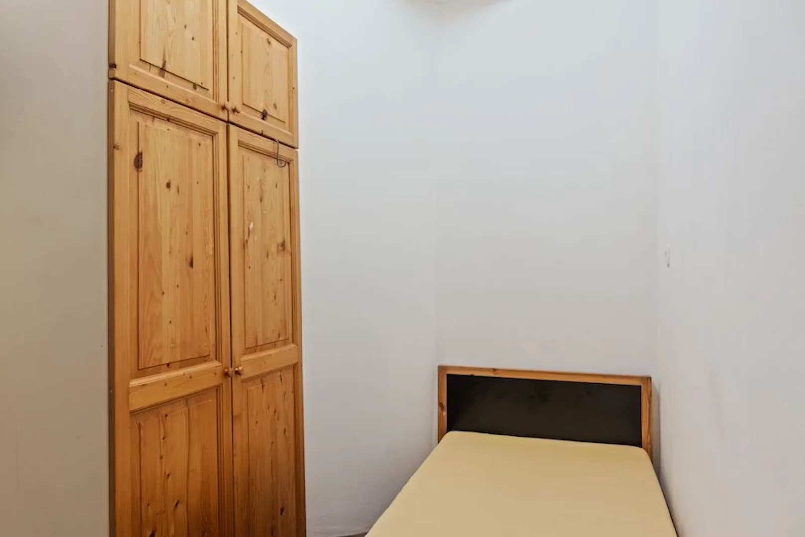 Funkcjonalny pokój studencki idealny do nauki w