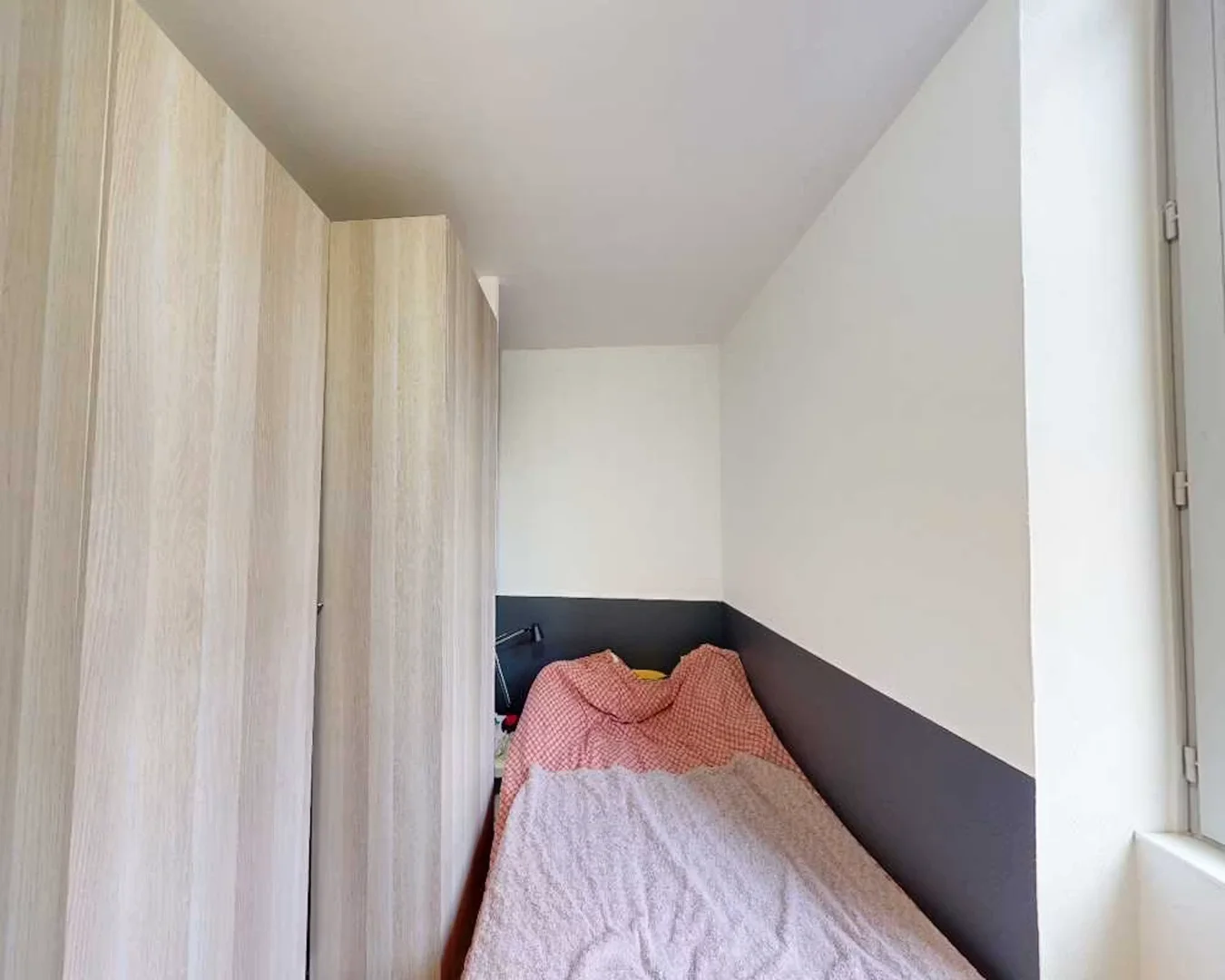 Chambre d'étudiant économique avec emplacement pratique dans