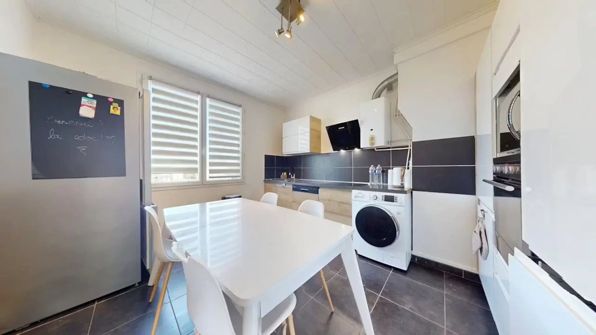 Chambre d'étudiant à  avec espace d'étude et installations communes