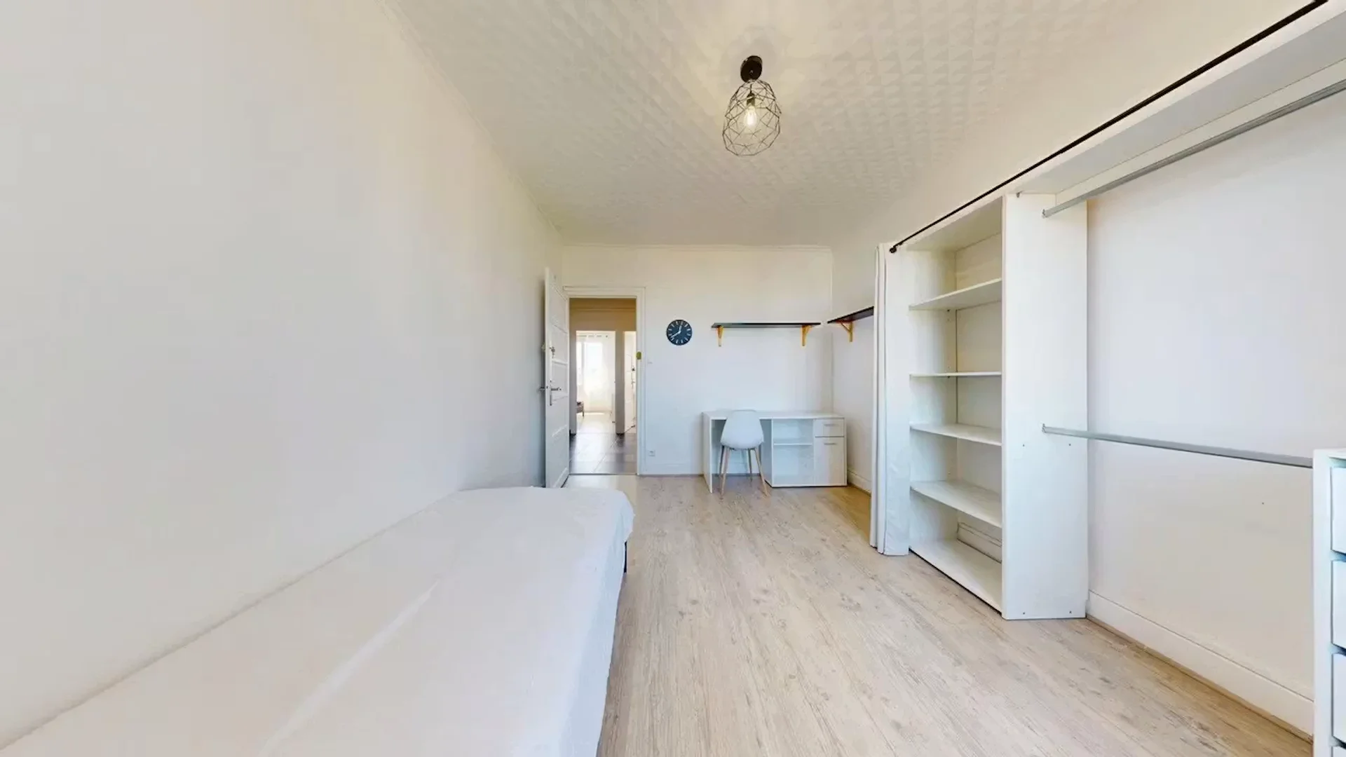 Chambre abordable pour les étudiants avec un bon éclairage dans 