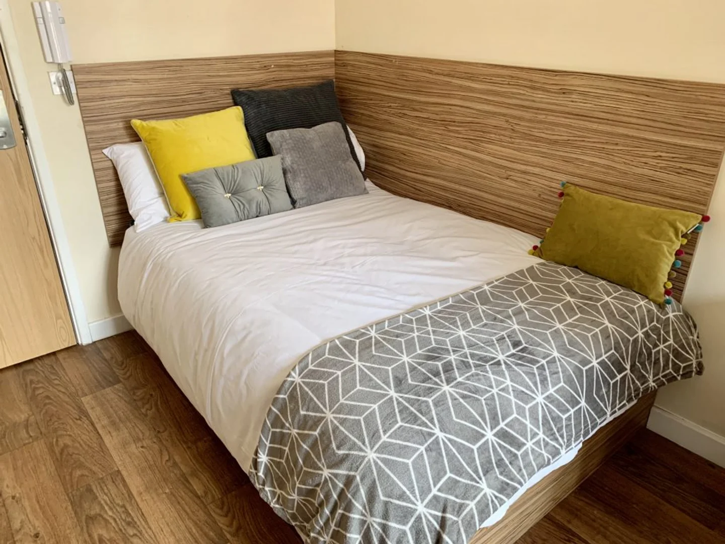 Economical student room with convenient location in 