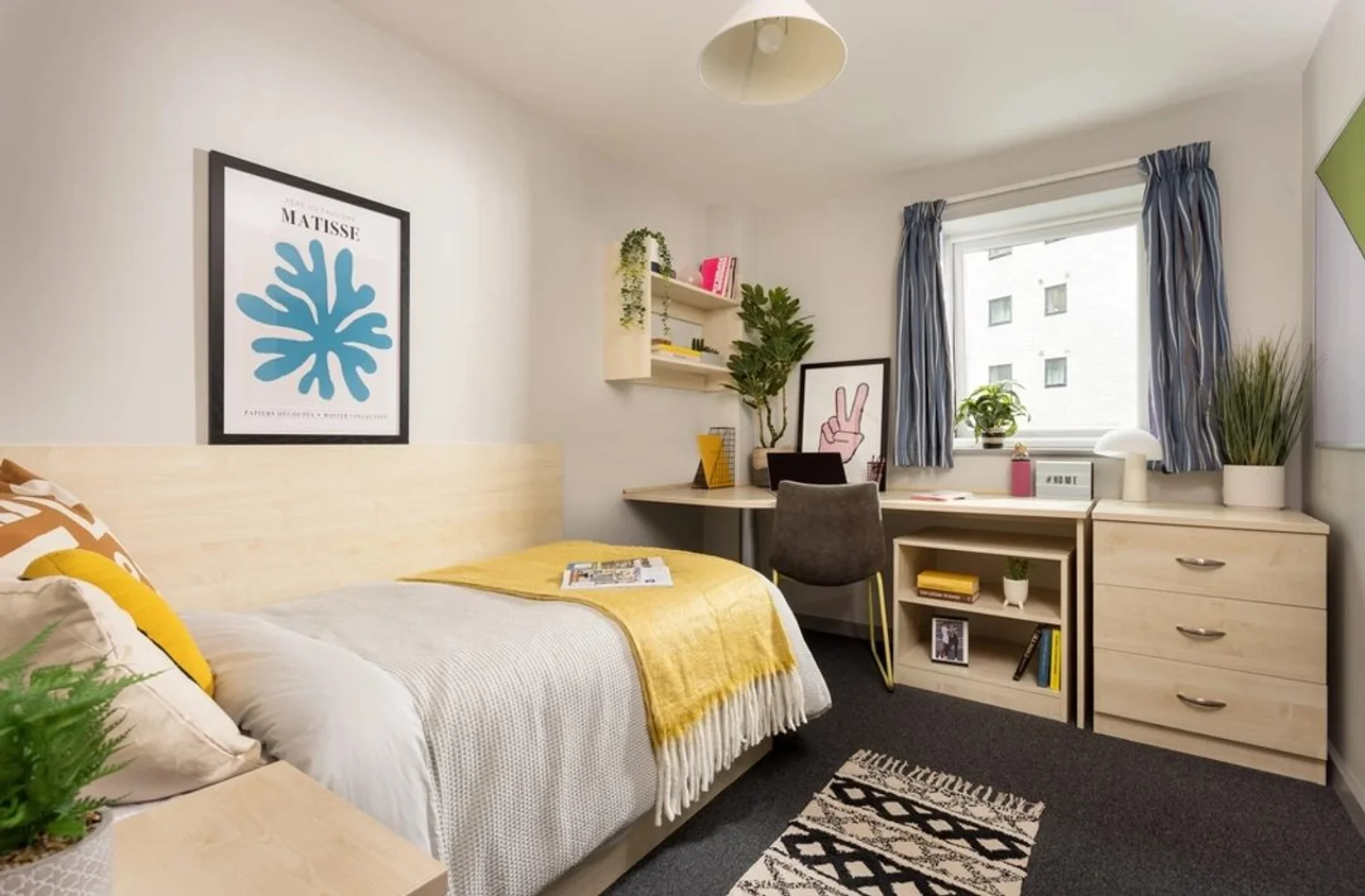 Habitación estudiantil luminosa y aireada con fácil acceso a la universidad en 