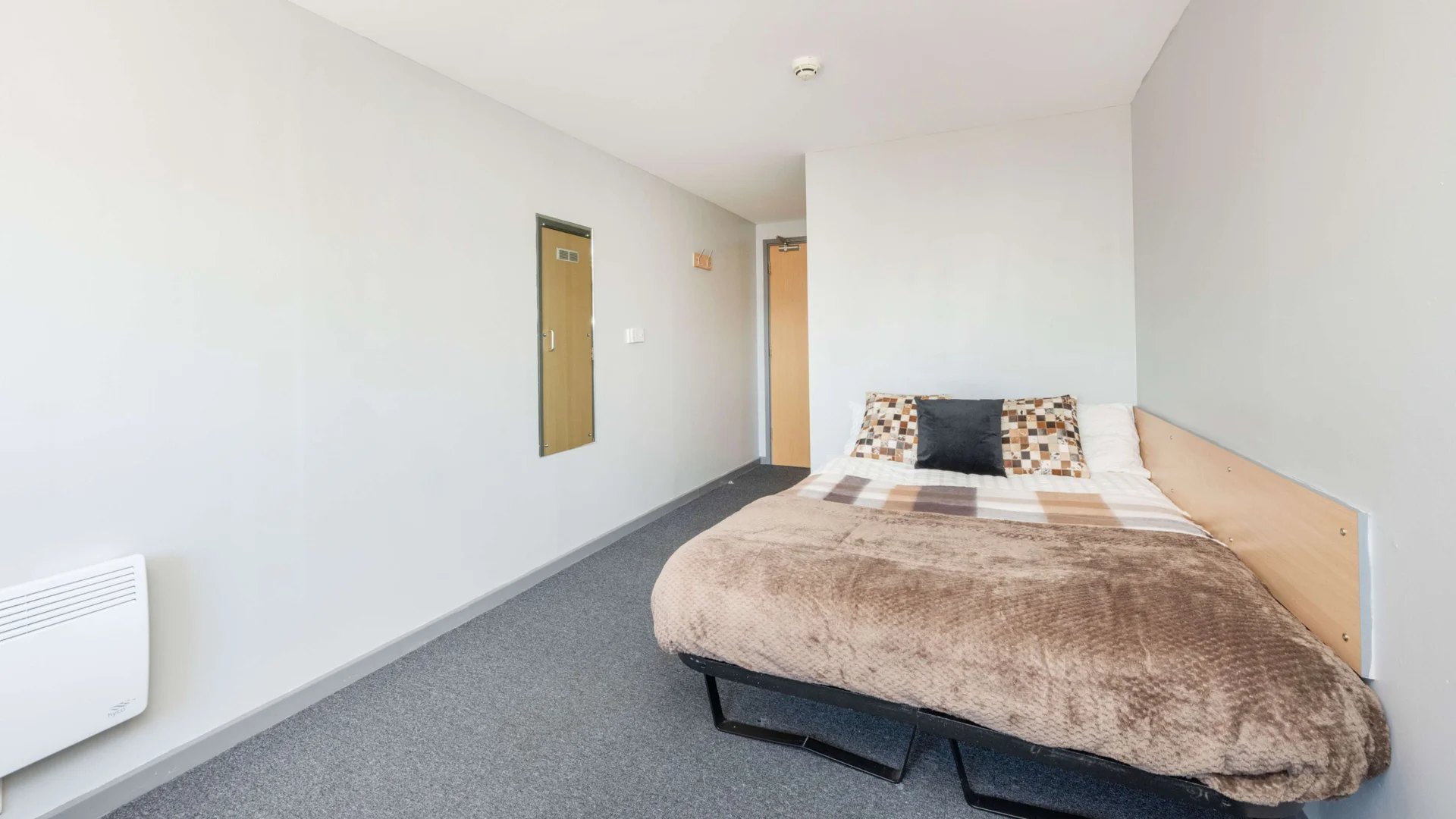Student-friendly room in  with modern amenities