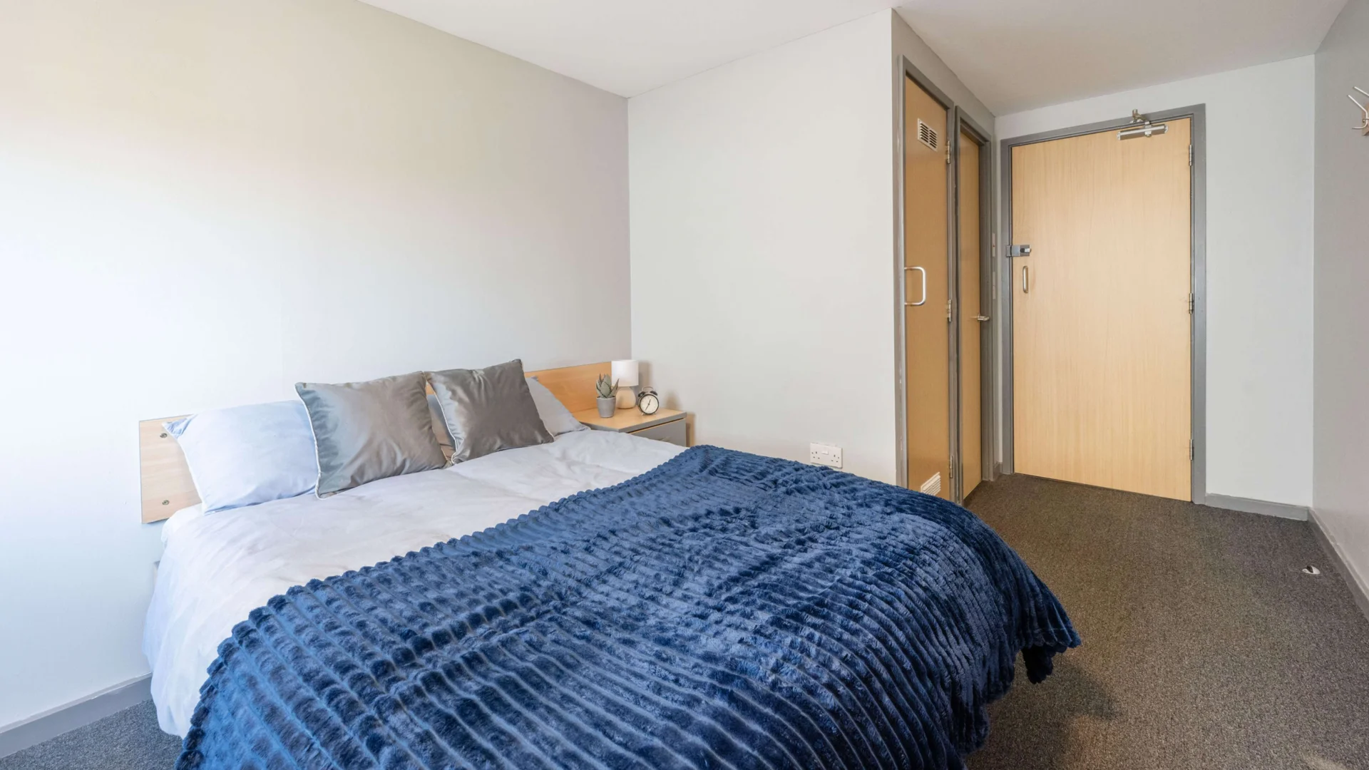 Economical student room with convenient location in 