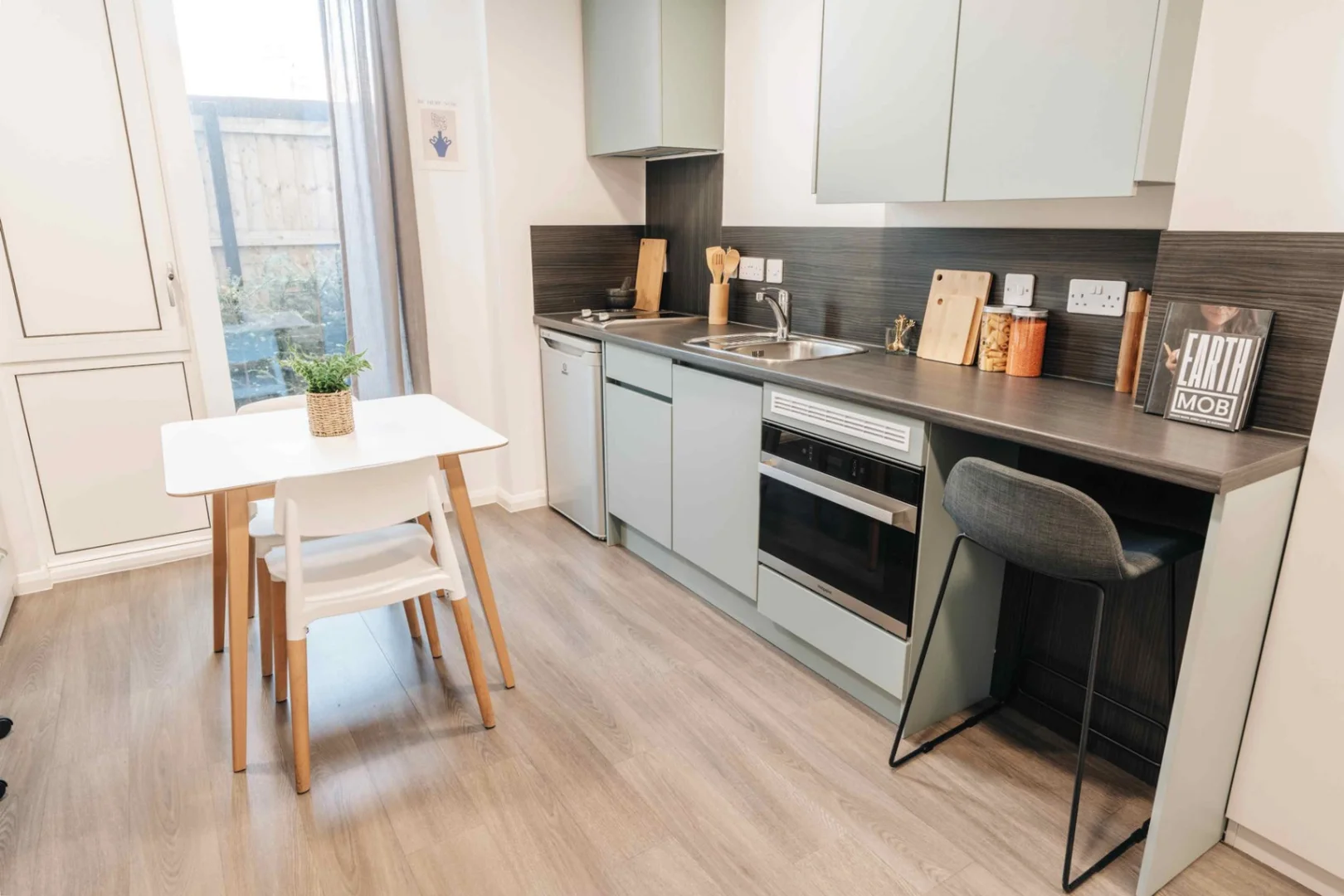 Student-friendly studio with excellent transport links in 