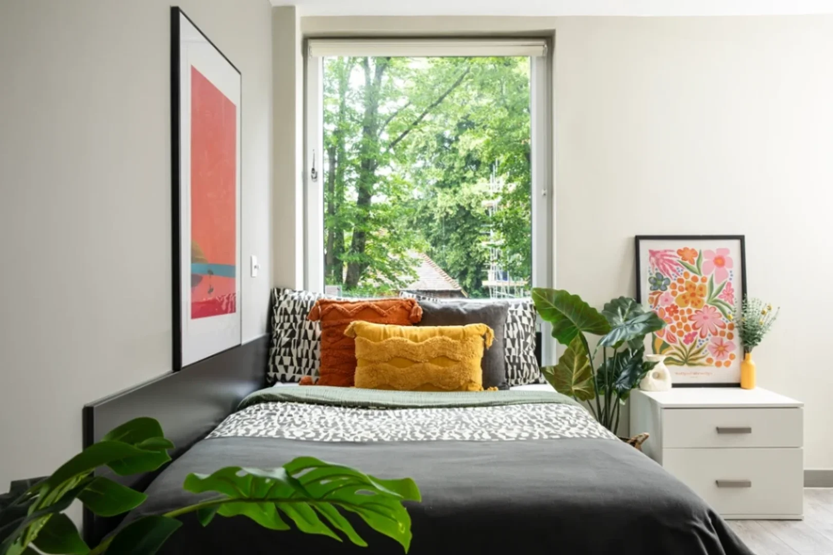 Economical student room with convenient location in 