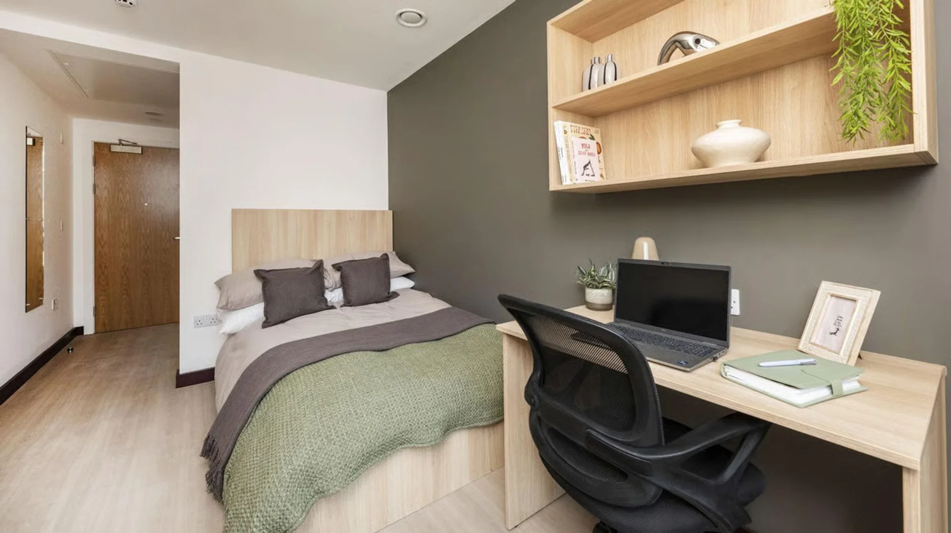 Functional student room perfect for studying in