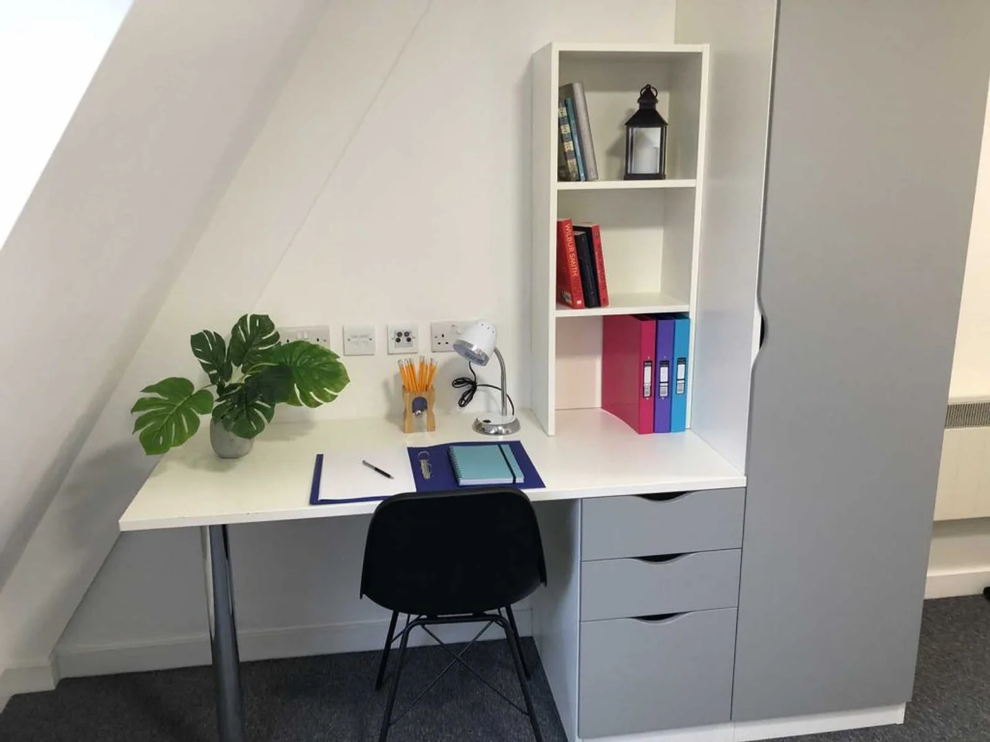Chambre abordable pour les étudiants avec un bon éclairage dans 