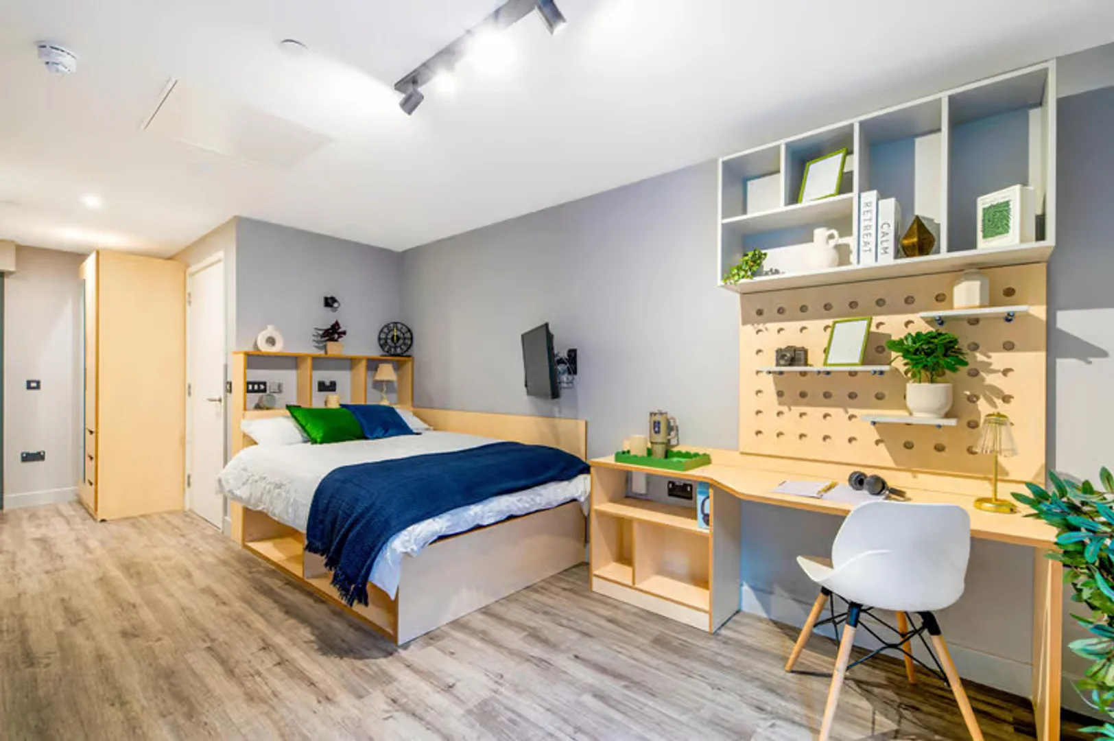 Habitación estudiantil funcional perfecta para estudiar en 