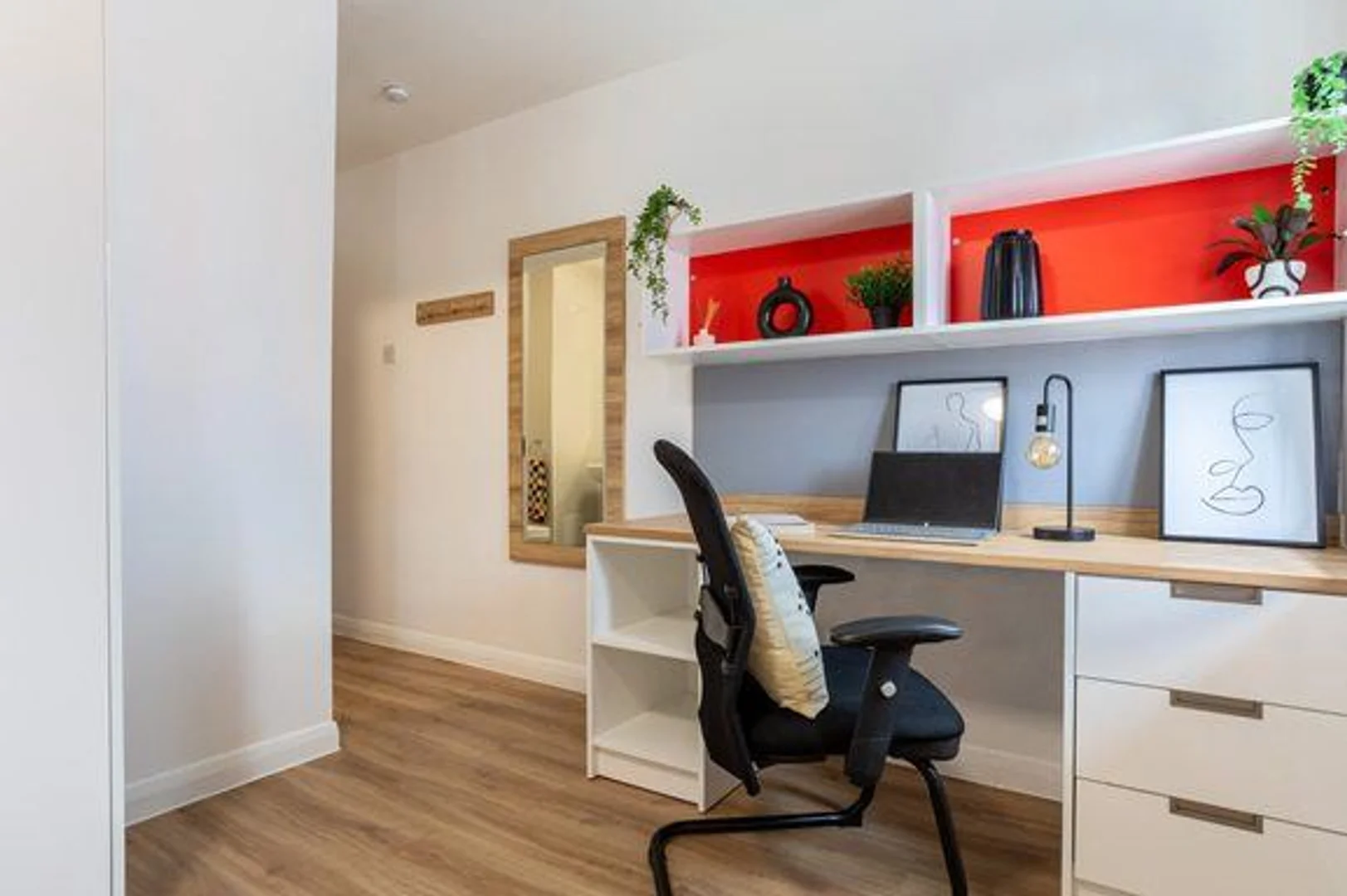 Habitación para estudiantes en  con área de estudio y facilidades compartidas